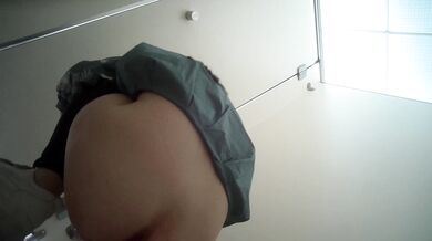 马上要下班了办公楼女厕一下来了一群美女排队来嘘嘘卧槽！都快忙不过来了 (2)